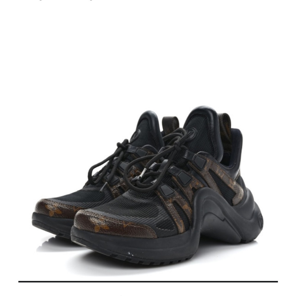 AUTHENTIC pair LOUIS VUITTON Calfskin Patent Monogram LV ArchlightSneaker sz 39.